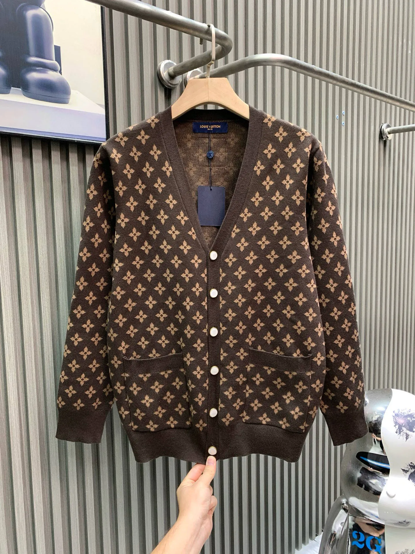 🅿️420 🀄️ Louis Vuitton 1V2025FW new MONOGRAM embroidered presbyopic sheep wool knitted sweater. This knitted sweater is made of soft wool. It uses rich colors to add warmth to cold weather. The full-width MONOGRAM jacquard and the embroidered Doodles pattern from the 23 autumn and winter show set off each other. The texture is delicate and soft, and it has a sense of weight on the hand. It is very thick, breathable and comfortable. The overall body of the clothes gives people a clean and refreshing feeling. It is suitable for wearing in the current season. It is really young and outstanding, fashionable and energetic. The brown color is the same for men and women.